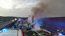 Na D1 hořel kamion. Hasiči zasahovali několik hodin