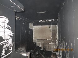 Požár adventního věnce v panelovém domě si vyžádal evakuaci 25 osob.