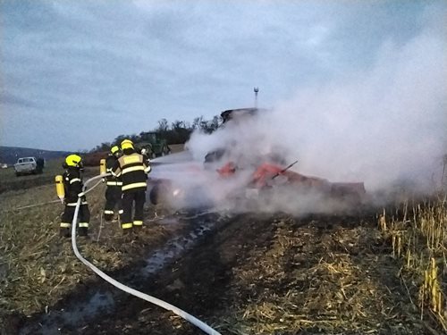 Traktor zachvátily plameny, škoda přesáhla šest milionů korun