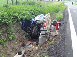 Řidič s osobním vozidlem havaroval, skončil v péči zdravotníků