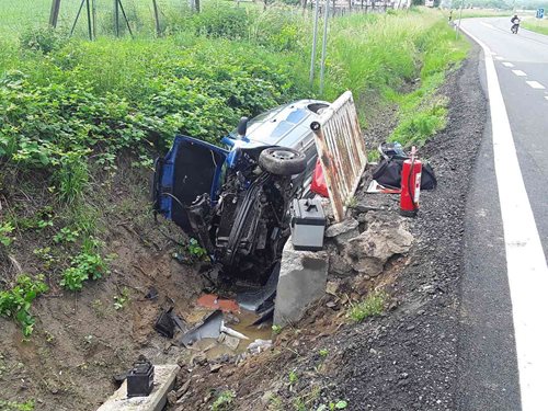 Řidič s osobním vozidlem havaroval, skončil v péči zdravotníků