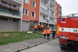 V Králově Dvoře hořel sklep bytového domu, hasiči zachránili 3 osoby, dalších 23 bylo evakuováno