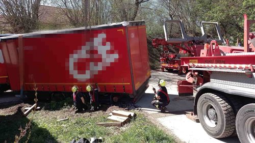 Nákladní vůz zablokoval úzkou komunikaci