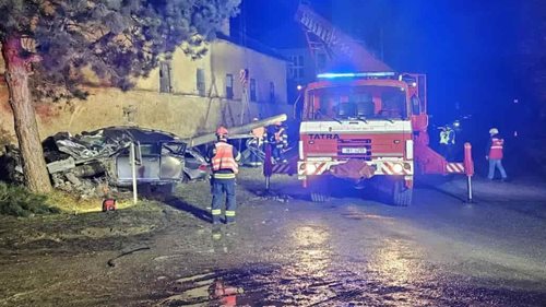 Tragický náraz osobního vozu do sloupů