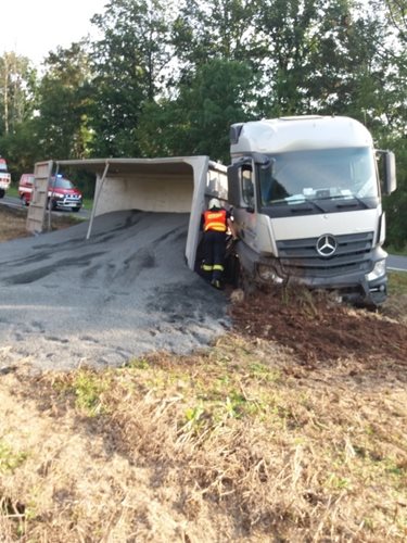 Náklad se vysypal, hasiči zabránili úniku nafty