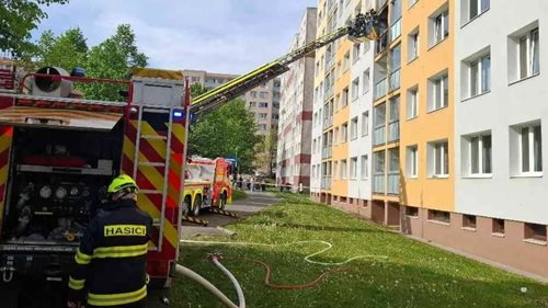 Plameny na balkoně ohrozily obyvatele, zasahovali hasiči i policie