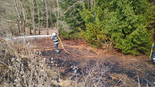 Požár suché trávy zaměstnal několik jednotek hasičů