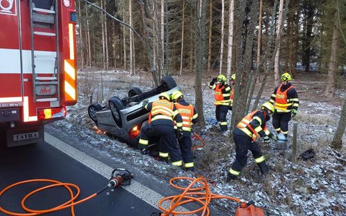 Auto skončilo na střeše. Hasiči vyprostili zaklíněnou řidičku
