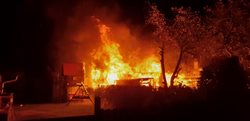 Hořelo v  chatové oblasti u Velkého Rybníku. Požár zasáhl několik objektů a dětské prolézačky 