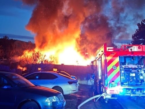 Rozsáhlý požár budovy vyvolal druhý stupeň poplachu a masivní zásah hasičů