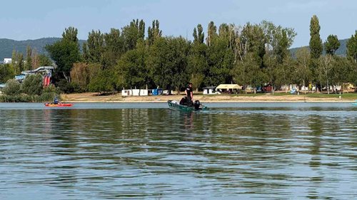 Skočil z paddleboardu a už se nevynořil. Po muži pátrají policisté i hasiči