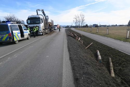 Řidič nákladního vozidla způsobil uvolnění dřevního nákladu a ohrožení osob