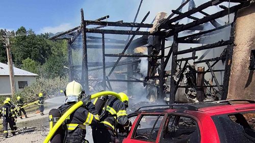 Hospodářskou budovu zcela pohltily plameny. Osm jednotek bránilo rozšíření požáru na obytnou část