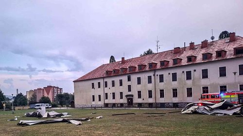 Déšť a vítr zaměstnaly hasiče u více než 60 událostí. V lese zachraňovali osobu z posedu