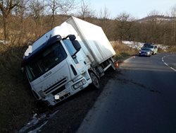Písečtí hasiči likvidovali nehodu nákladního auta u Dolních Novosedel