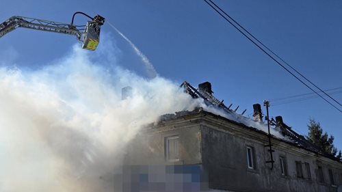 Požár domu vyhnal obyvatele a zastavil dopravu