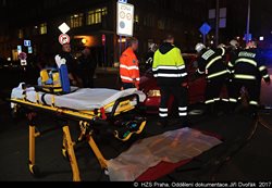 Hasiči vyprostili řidičku z osobního auta po střetu s tramvají v Praze 6