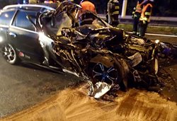 Při nehodě osobního a nákladního auta na průtahu Karlovými Vary  zemřel jeden řidič