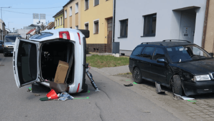 Senior havaroval a převrátil auto na bok. Policisté mu naměřili alkohol
