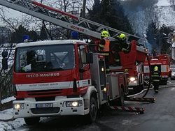 Požár střechy rodinného domu v Prackovicích nad Labem