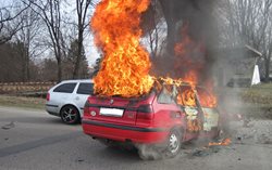 Po střetu začalo jedno z osobních vozidel hořet. 