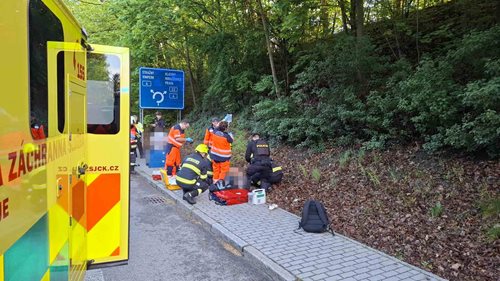 O zraněnou ženu bojovali záchranáři i letecká služba