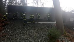 Nehoda u Herbertova, hasiči překládali šest tun štěrku