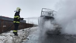 Nad hradeckou dálnicí u obce Jirny shořela dodávka