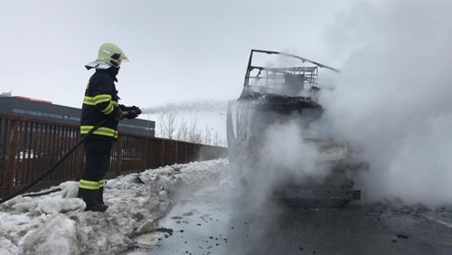 Nad hradeckou dálnicí u obce Jirny shořela dodávka