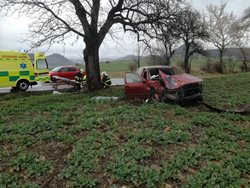 Dopravní nehoda osobního auta u Hrobčic