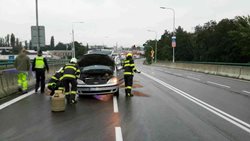 Opilý řidič  naboural do betonového ostrůvku 