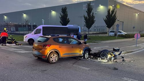 Srážka tří vozidel zastavila dopravu, zranění skončili v péči záchranářů