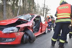 U Mezirolí se srazila dvě auta, hasiči vyprošťovali