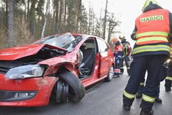 U Mezirolí se srazila dvě auta, hasiči vyprošťovali