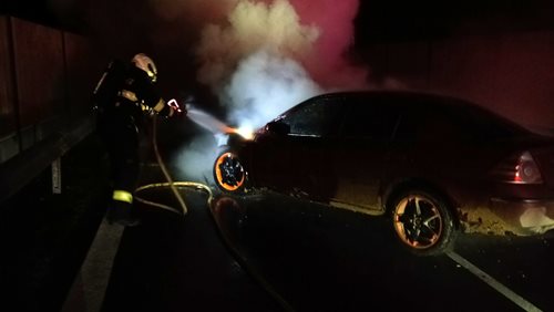 Kolize vozidel skončila požárem a nočním zásahem hasičů