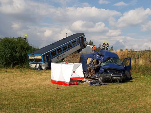 Tragický střet dodávky s osobním vlakem