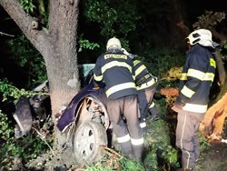 Při noční havárii osobního auta u Mochova zemřeli dva lidé