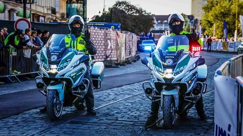 Rodící žena uvízla v dopravních omezeních. Policejní motorkáři jí vytvořili koridor do nemocnice