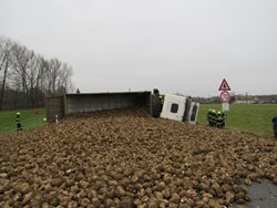 Převrácený kamion s řepou blokoval silnici č. 11