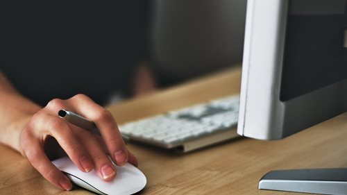 Léky nabízela přes inzertní portál. Kriminalisté zajistili přes stovku tablet