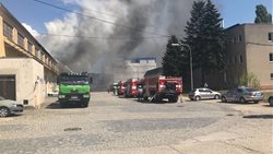 Rozsáhlý požár střechy v průmyslové části Olomouce, U panelárny likvidovalo osm jednotek profesionálních i dobrovolných hasičů.Škoda je vyčislena na  4.milony korun