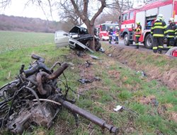 Zraněného řidiče museli hasiči z vraku vystříhat. Do nemocnice ho pak transportoval vrtulník