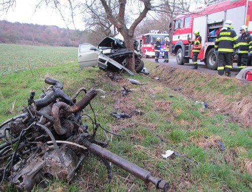 Zraněného řidiče museli hasiči z vraku vystříhat. Do nemocnice ho pak transportoval vrtulník
