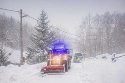 Počasí komplikovalo dopravu na horách, hasiči vyprošťovali několik vozidel