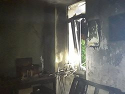 Hasiči při požáru zachránili šestičlennou rodinu ze zakouřeného podkroví