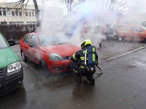 Požár zaparkovaného vozu zaměstnal hasiče