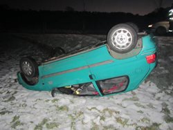 Auto na Zlínsku skončilo v poli na střeše