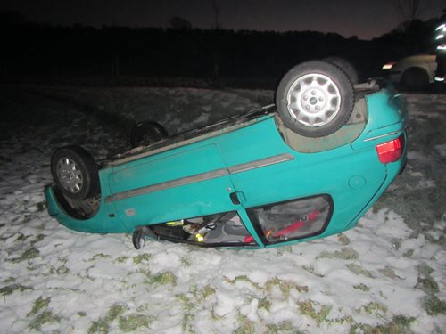 Auto na Zlínsku skončilo v poli na střeše