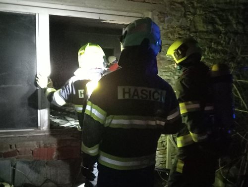 Noční požár rodinného domu vyžádal rychlý zásah hasičů