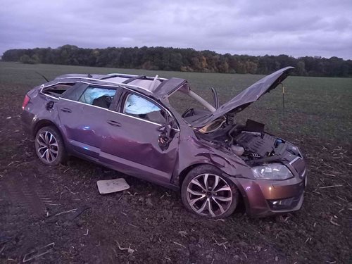 Auto po nehodě skončilo na poli, zraněná řidička skončila v nemocnici